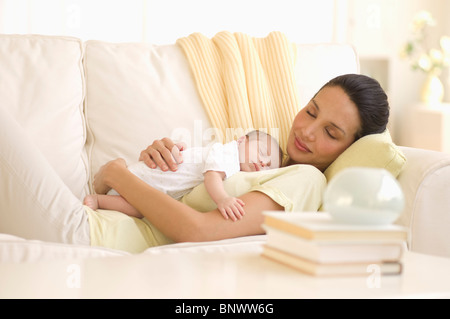 Mutter und Baby Nickerchen auf couch Stockfoto