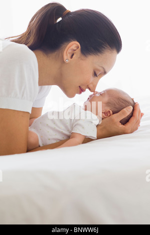 Mutter hält ihr schlafendes baby Stockfoto