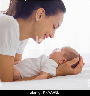 Mutter hält ihr schlafendes baby Stockfoto