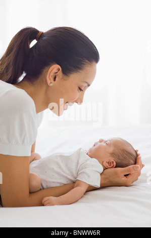 Mutter hält ihr schlafendes baby Stockfoto