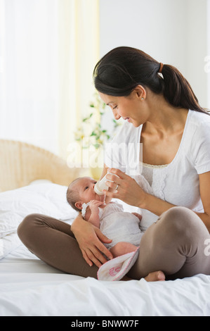 Mutter füttert ihr Baby eine Flasche Stockfoto