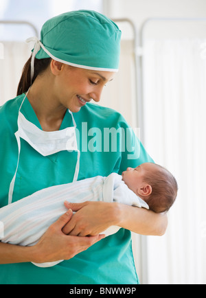 Krankenschwester Holding gepuckte baby Stockfoto