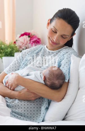 Mutter Holding neugeborenes Baby im Krankenhausbett