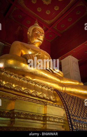 Goldene Buddha am Wat Phra Si Sanphet, Ayutthaya, Provinz Ayutthaya, Thailand, Asien Stockfoto