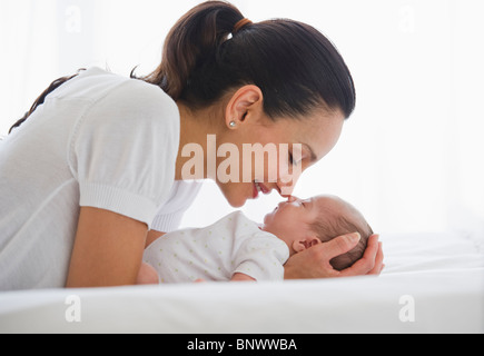 Mutter starrte auf ihr schlafendes baby Stockfoto