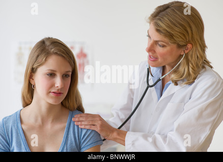 Arzt ärztliche Untersuchung am Patienten Stockfoto