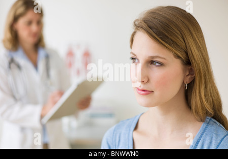 Arzt und Patient Untersuchungszimmer Stockfoto