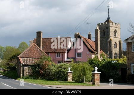 St.-Peter Kirche auf der rechten Seite des Bildes befindet sich in dem malerischen Dorf von Edmund in Essex, Großbritannien Stockfoto