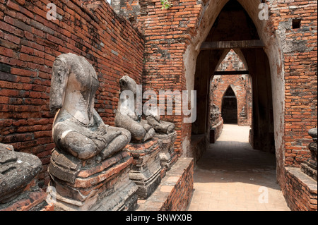 Kopflose Buddhastatuen im Wat Phra Ram, Ayutthaya, Provinz Ayutthaya, Thailand, Asien Stockfoto