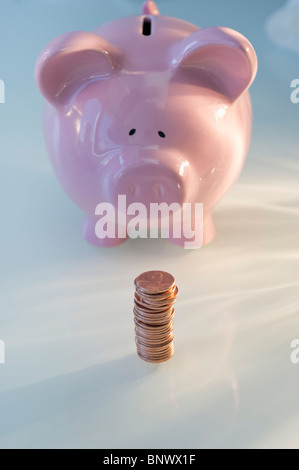 Stapel von ein paar Cent vor Piggy bank Stockfoto