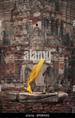 Buddha-Statue mit gelbe Schärpe am Wat Phra Ram, Ayutthaya, Provinz Ayutthaya, Thailand, Asien Stockfoto
