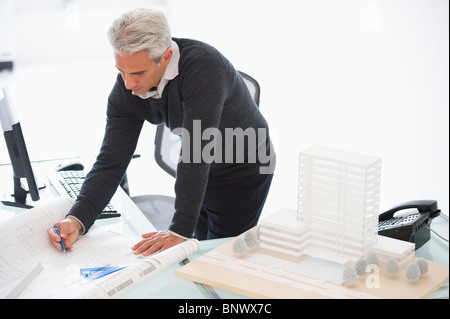Architekten arbeiten am Hauspläne Stockfoto