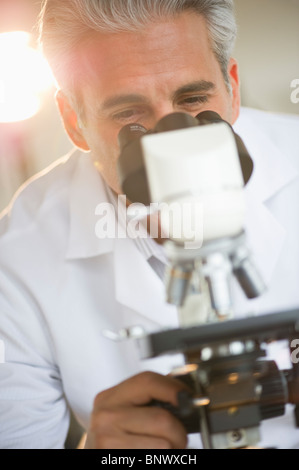 Forscher auf der Suche durch Mikroskop Stockfoto