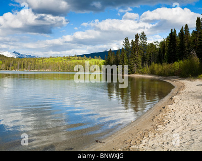 Sandstrand am Ufer des Pyramid Lake Jasper Nationalpark Alberta Kanada Stockfoto