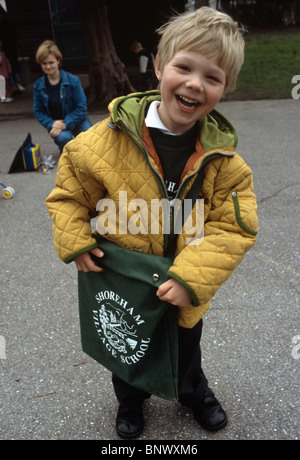 fröhlicher Junge kommen von der Schule nach Hause Stockfoto