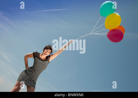 junge Frau mit Luftballons Stockfoto