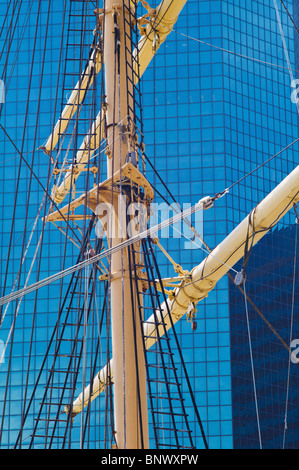 Peking-Mast vor Hochhaus am South Street seaport Stockfoto