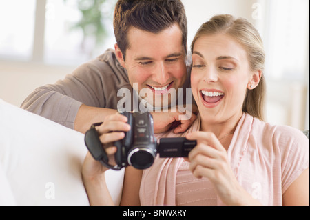 Paar mit Blick auf Bild auf Video-Kamera Stockfoto