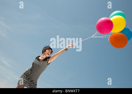 junge Frau mit Luftballons Stockfoto