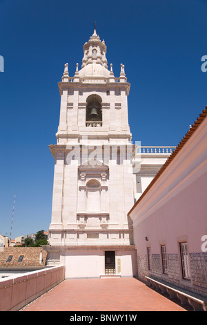 Der Glockenturm des Azulejo Nationalmuseums in der ehemaligen Kirche Madre de Deus in Lissabon, Portugal. Stockfoto