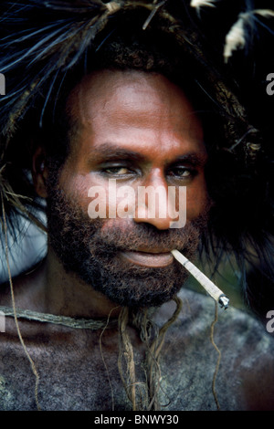 Ein native Mann raucht eine Zigarette, die er während einer Stammes-Zeremonie am Karawari Fluss in East Sepik Provinz von Papua-Neuguinea (PNG) von hand gerollt. Stockfoto