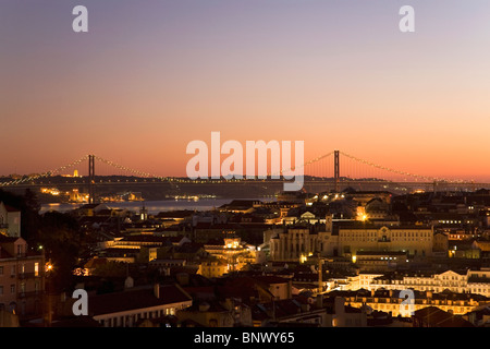 Dämmerung legt sich über die portugiesische Hauptstadt. April 25 Hängebrücke über den Tejo in Lissabon, Portugal gesehen werden kann. Stockfoto