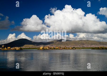 Uros Menschen auf den schwimmenden Inseln des Titicacasees in Peru. Stockfoto