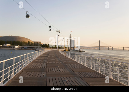 Seilbahnen führen Sie über die Promenade des Standorts Expo 98 vor Vasco da Gama Bridge, in Lissabon, Portugal. Stockfoto