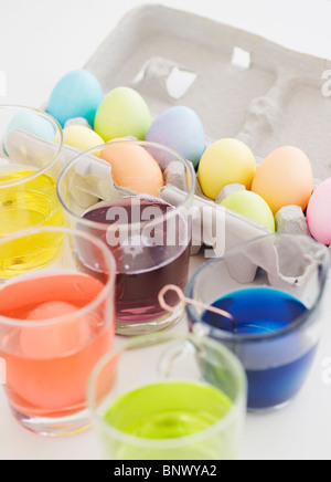 Brille von Farbstoff und gefärbten Eiern Stockfoto