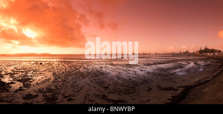 Essaouira Strand mit entferntem Skala du Port, Atlantikküste, Marokko Stockfoto