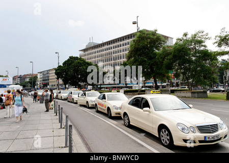 Taxistand am Karlsplatz Stachus München Stockfoto