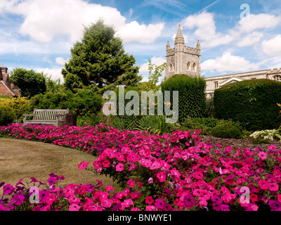 St. Marien-Kirche aus den Martyrs Memorial Gardens, Old Amersham Stockfoto