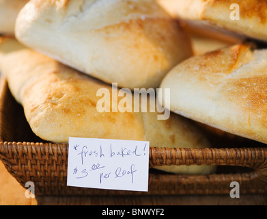 Korb mit frisch gebackenem Brot in der Bäckerei Stockfoto