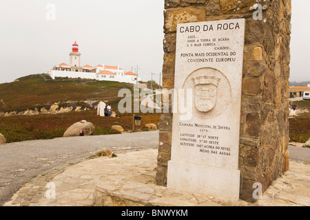 Ein Denkmal erklärt Marken am meisten Westerly Punkt auf dem Festland Europa am Cabo da Roca in Portugal. Stockfoto