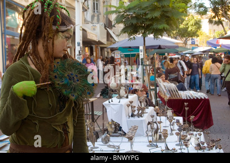 Ständen gesäumt von Kunst und Handwerk Messe in Nachlat Binyamin Fußgängerzone, Tel Aviv, Israel Stockfoto