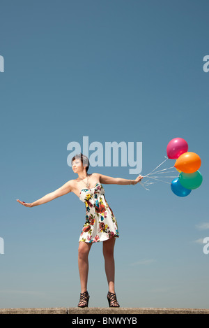 junge Frau mit Luftballons Stockfoto