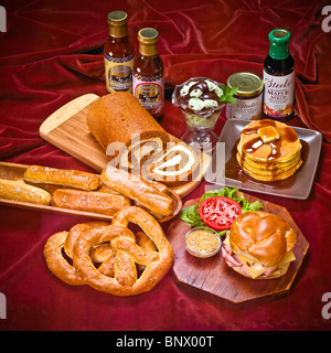Leckerer Snack Dessert Sortiment Kuchen Roll, Pfannkuchen Schokoladensauce Eis Eisbecher weiche Brezeln Schinken Käse Stockfoto