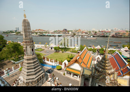 Blick auf den Fluss Chao Phraya vom Tempel der Morgenröte am Wat Arun, Bangkok, Thailand, Asien Stockfoto