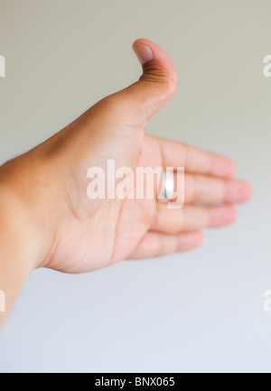 Hand mit doppelt gegliederte Daumen nach hinten gebogen (Hypermobilität) Ausschnitt ausschneiden. Stockfoto