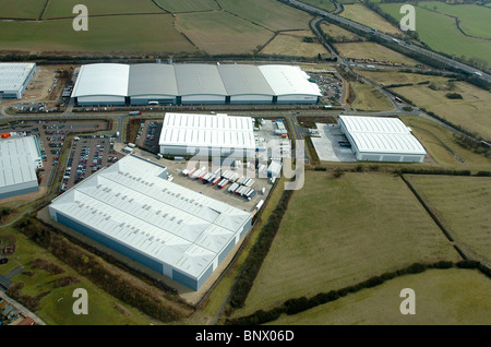 Luftaufnahme des Amazon Logistikzentrum in Brogborough, Bedfordshire, UK Stockfoto