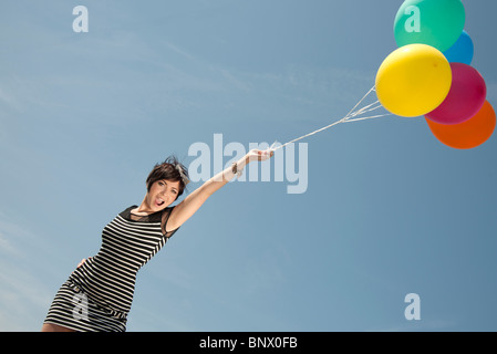 junge Frau mit Luftballons Stockfoto