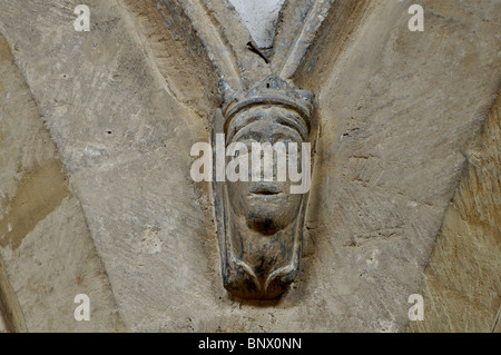 Schnitzen von Königin Eleonore von Aquitanien im St.-Laurentius Kirche, Mickleton, Gloucestershire, England, UK Stockfoto