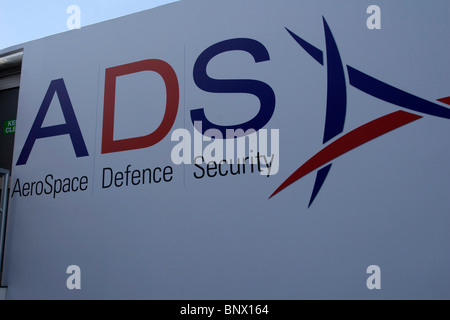 UK-anzeigen (Aerospace Defence and Security) Firmenlogo an Farnborough International Air Show 2010 Großbritannien Stockfoto