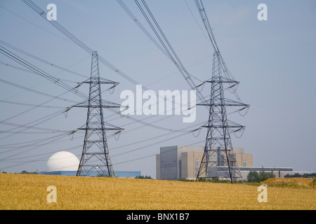 Elektrische Masten zum Kernkraftwerk Sizewell in Suffolk. Stockfoto