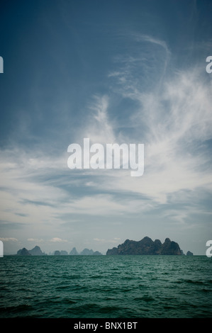 Ungewöhnliche Kalkstein oder Karst, Inseln in der Bucht von Phang Nga, Thailand Stockfoto