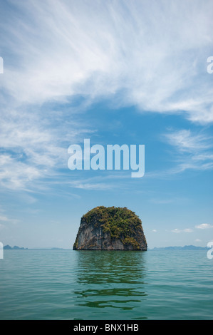 Ungewöhnliche Kalkstein oder Karst, Inseln in der Bucht von Phang Nga, Thailand Stockfoto