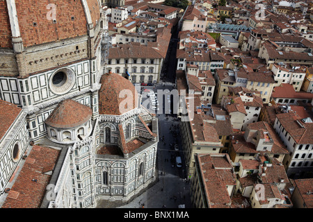 Basilica di Santa Maria del Fiore (Duomo) und Piazza del Duomo in Florenz, Italien Stockfoto