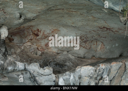 Prähistorische Malereien auf einen Überhang von eines der ungewöhnlichen Kalkstein oder Karst, Inseln in der Bucht von Phang Nga, Thailand Stockfoto