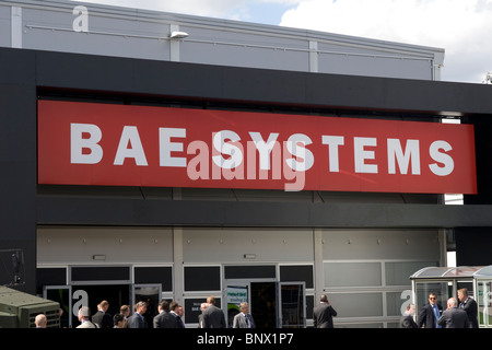 BAE Systems Unternehmenslogos auf Ausstellungshalle an Farnborough International Air Show 2010 Großbritannien Stockfoto