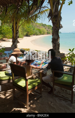 Familie Malerei am Strand von Six Senses Resort auf Koh Yao Noi, Bucht von Phang Nga, Thailand, Asien Stockfoto